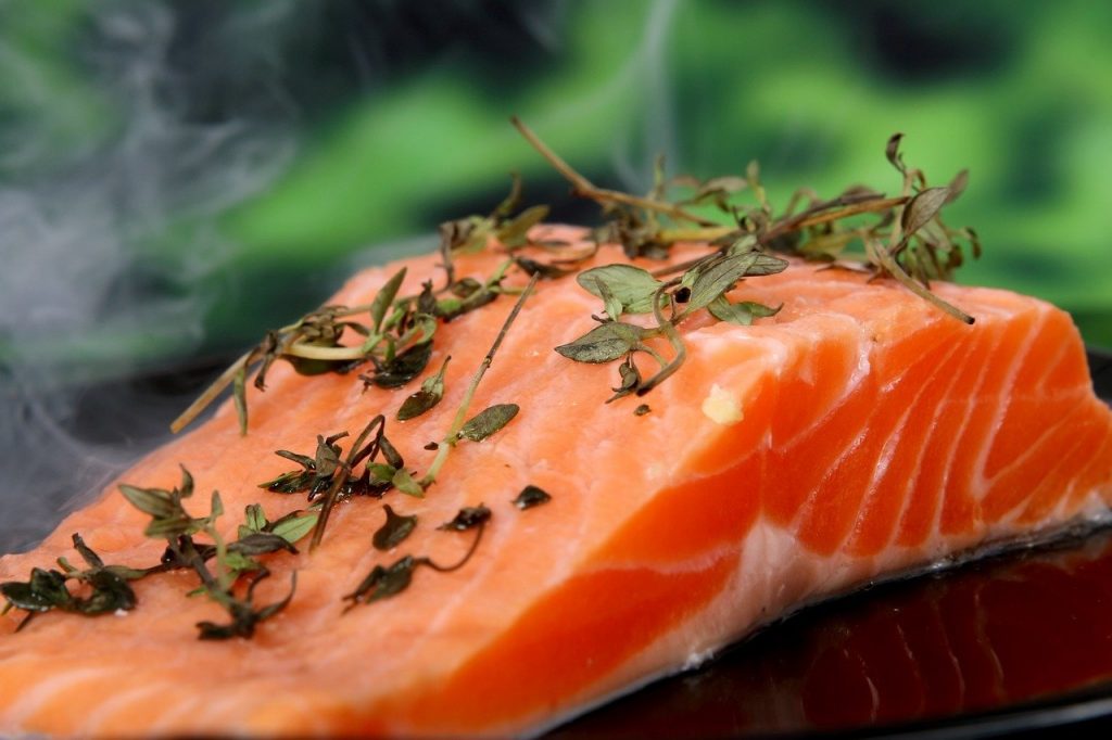 Porównanie ryby i mięsa – czy te pokarmy faktycznie różnią się między sobą?